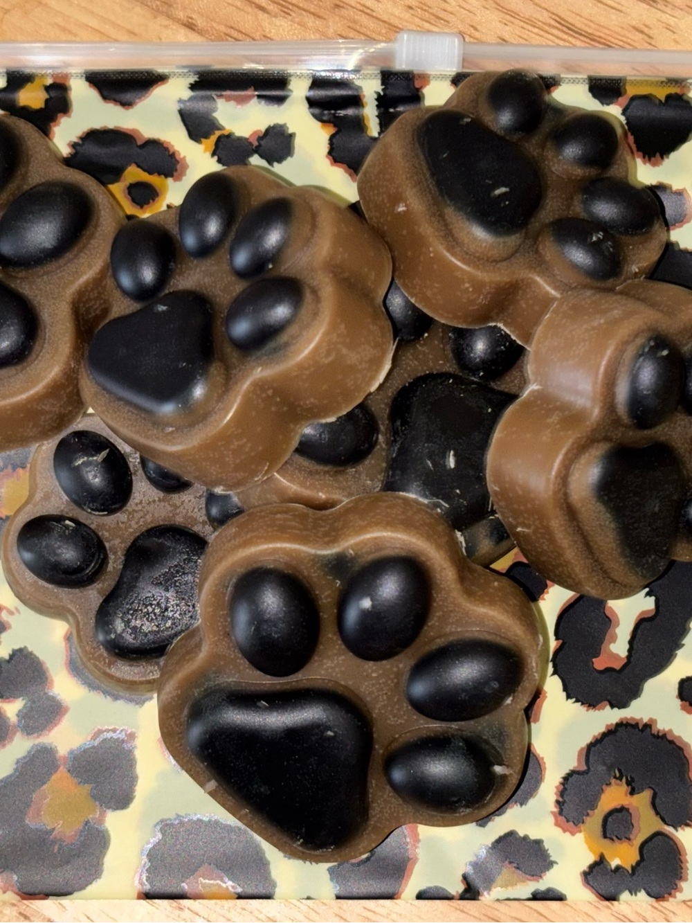 Olde Towne Bake Shoppe scented Paw-Shaped Scented wax melts- Brown & Black
